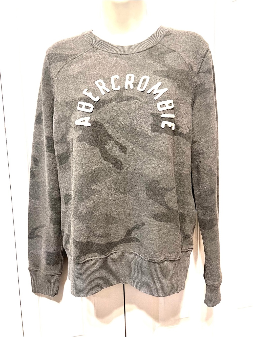 Abercrombie & Fitch Gray Camouflage Crewneck Sweatshirt-Medium-Distressed-Women